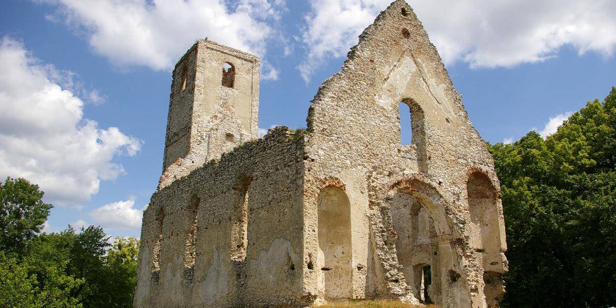 Ruiny kostola a kláštora budú vysvietené sviečkami, petrolejkami a fakľami