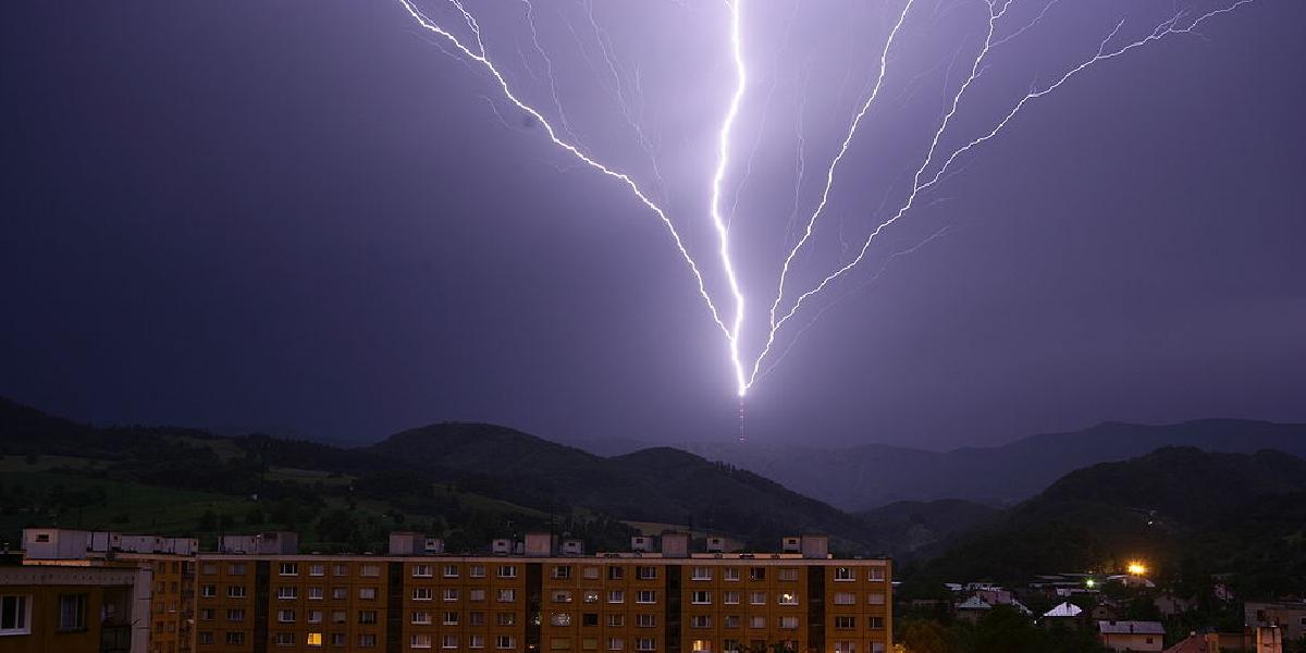 Slovensko zasiahnu búrky, platí výstraha prvého stupňa