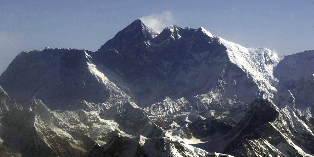 Brit sa spojil s BBC z Everestu, nepálska vláda je pobúrená
