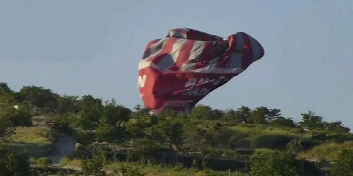 Dva výletné balóny sa po zrážke obrovskou rýchlosťou zrútili k zemi. Dvaja mŕtvy, 23 ťažko zranených