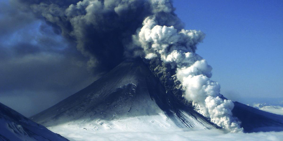 Aktívna aljašská sopka ohrozuje leteckú dopravu