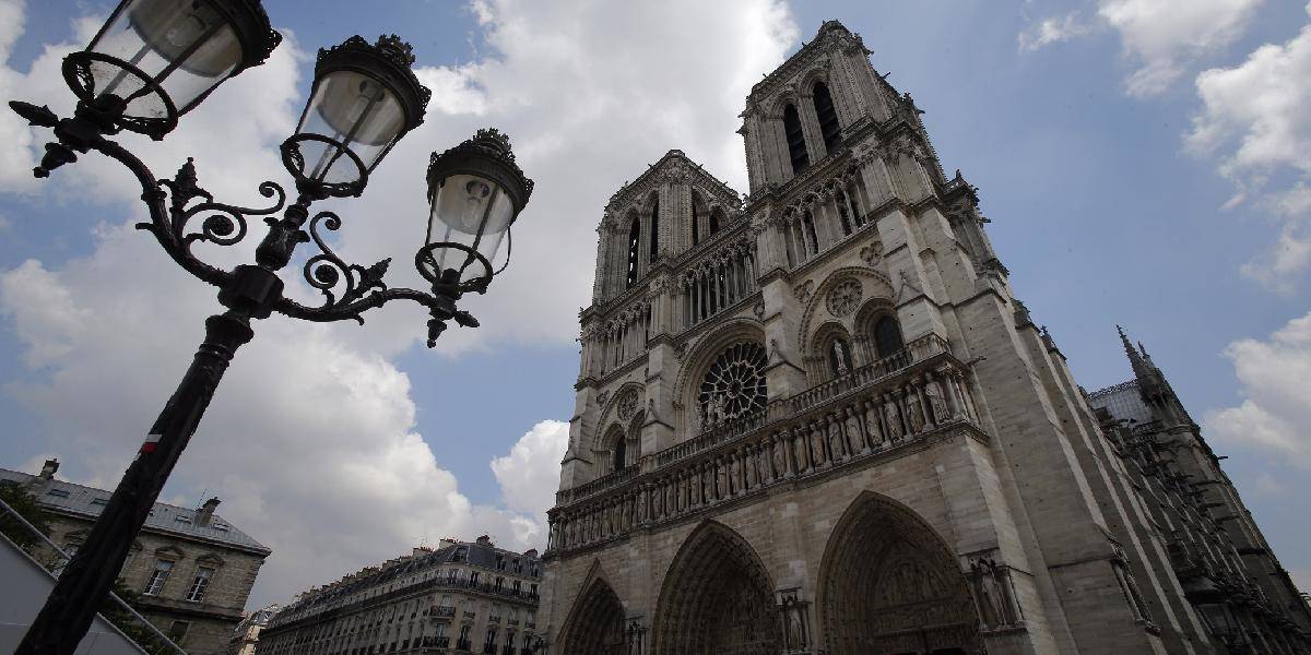 Po samovražde aktivistu evakuovali katedrálu Notre Dame