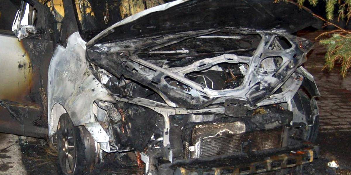 Hasiči mali znovu rušno: V Petržalke horelo v noci auto