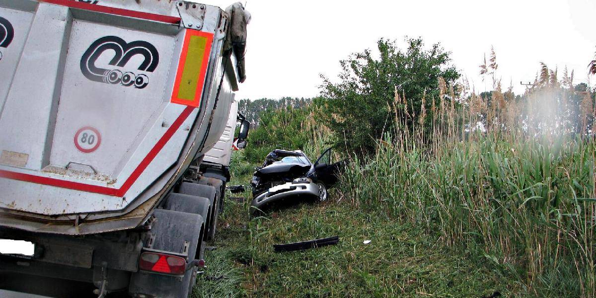 Vodič nákladného auta zomrel po náraze do telekomunikačného stĺpa