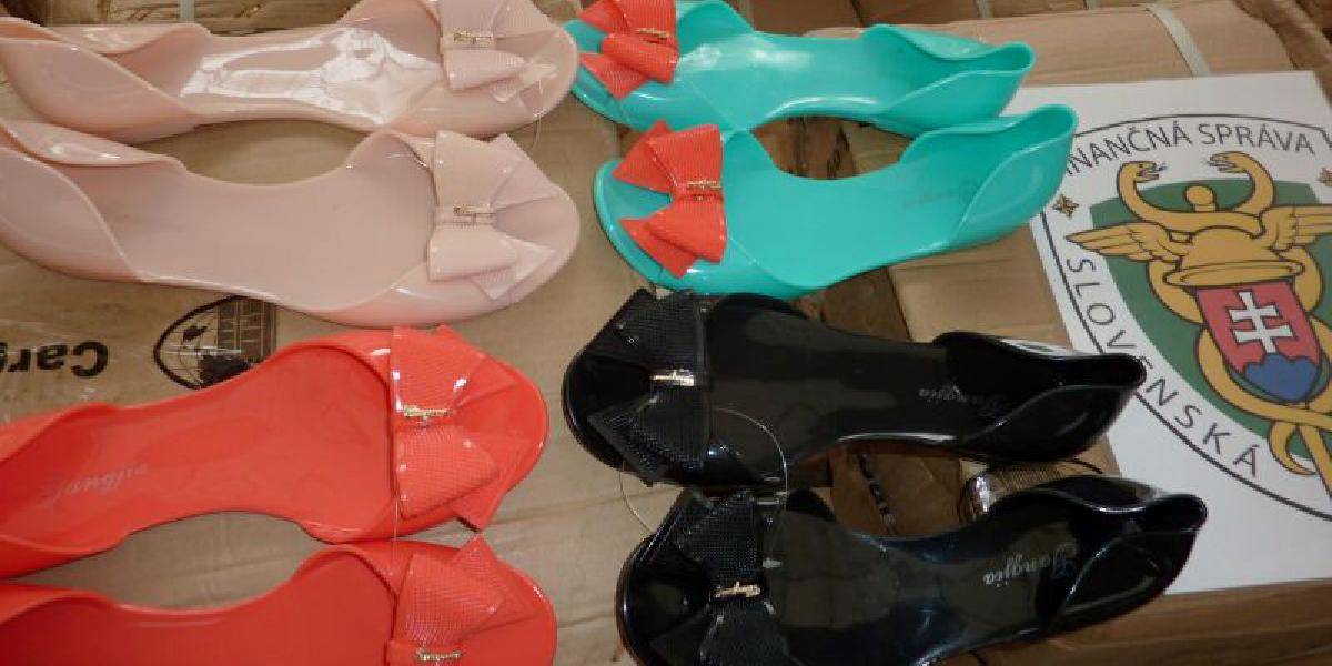 Colníci zaistili viac ako 11-tisíc párov čínskych topánok