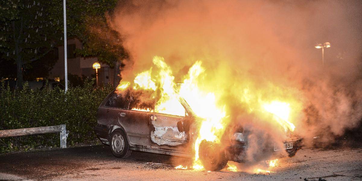 Násilnosti vo Švédsku pokračujú: Autá horeli už piatu noc