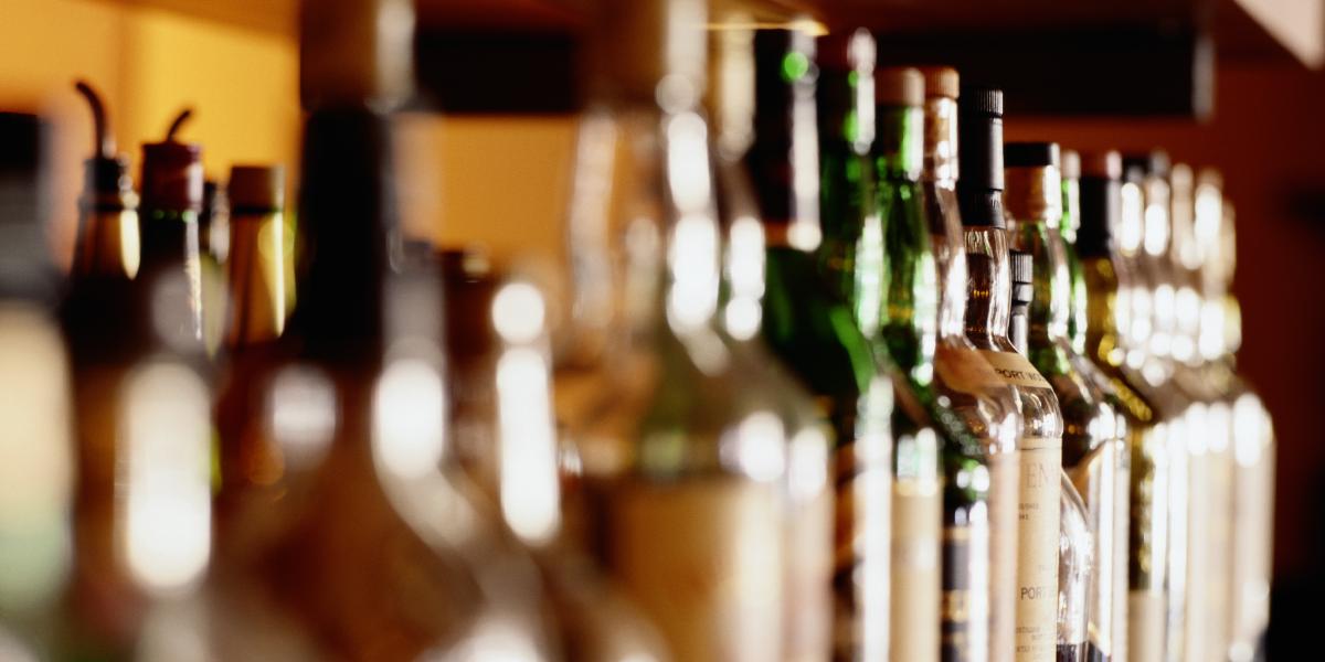 Parlament schválil zákon obmedzujúci predaj i pitie alkoholu