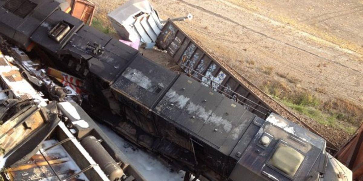 Zrážka vlakov spôsobila zrútenie diaľničného mosta