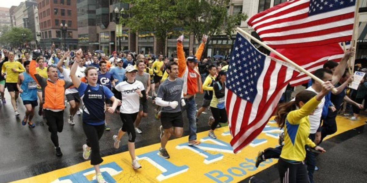 Tisíce ľudí symbolicky prebehli poslednú míľu Bostonského maratónu