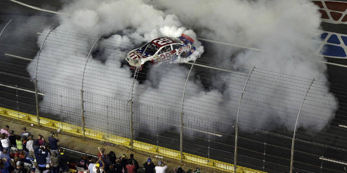 Kábel zranil divákov a ohrozil autá v pretekoch NASCAR