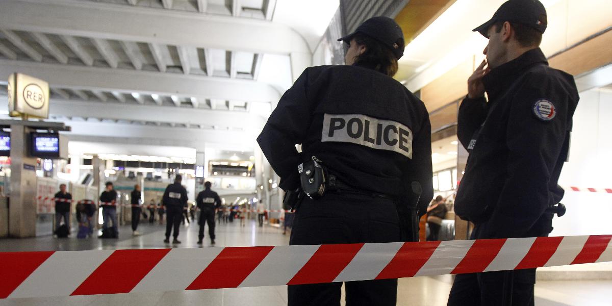 Francúzi vyšetrujú pobodanie vojaka nožom v Paríži ako terorizmus