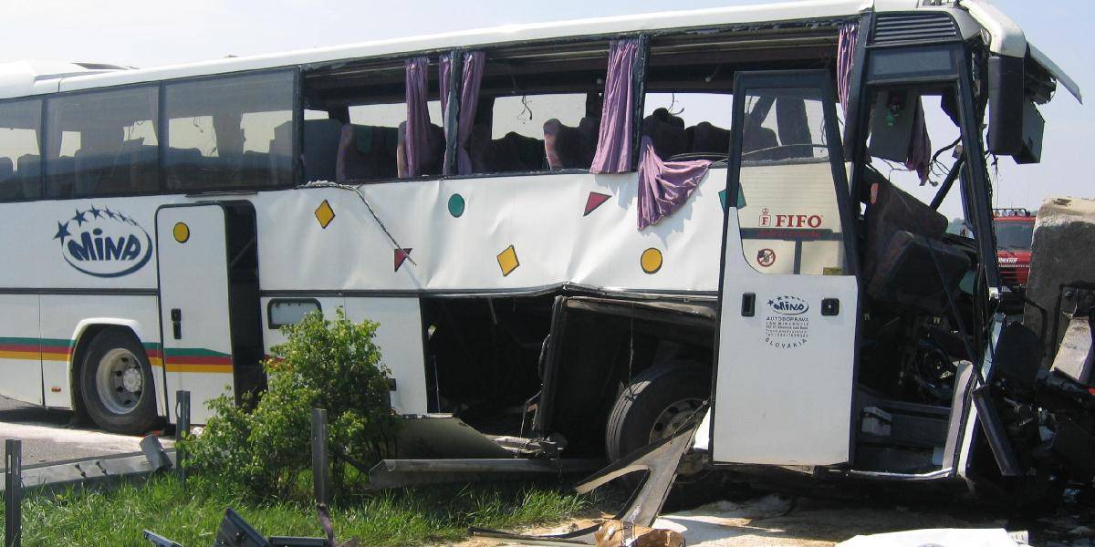 Pri Michalovciach sa zrazil autobus s autom, zasahoval aj vrtuľník