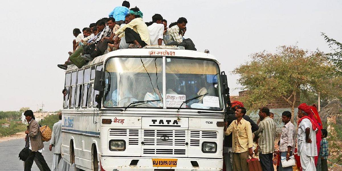 V Indii spadol autobus do kanála, najmenej 19 ľudí zomrelo
