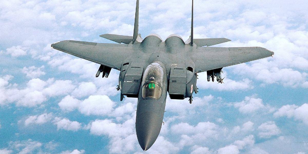 Americká stíhačka F-15 sa zrútila sa do Tichého oceánu: Pilota vylovili živého!