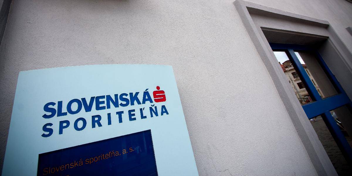 Maskovaný muž sa chcel pravdepodobne vylúpiť banku, dvere boli zatvorené