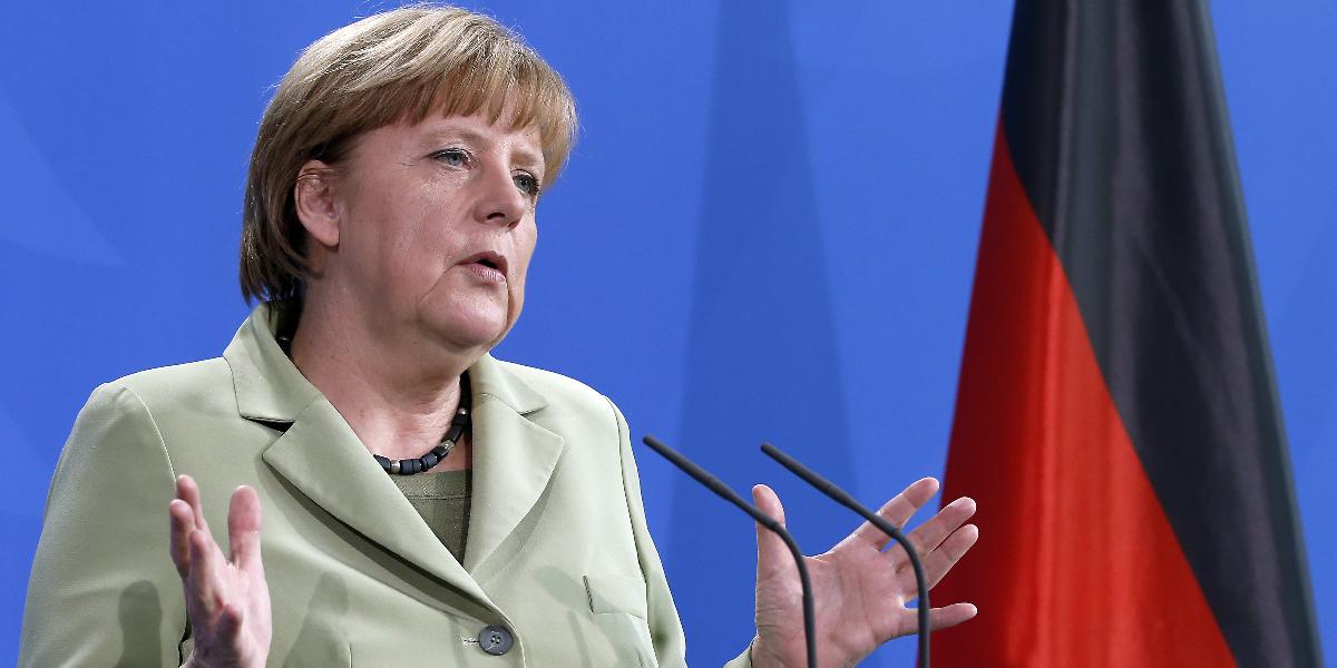 Merkelovej spojenci sa pustili do francúzskeho prezidenta