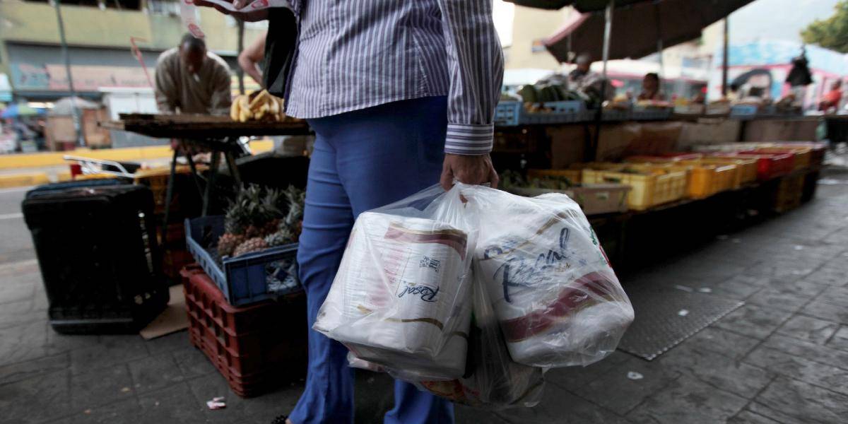 Venezuelská polícia oslavuje: Zhabali tísíce balení toaletného papiera