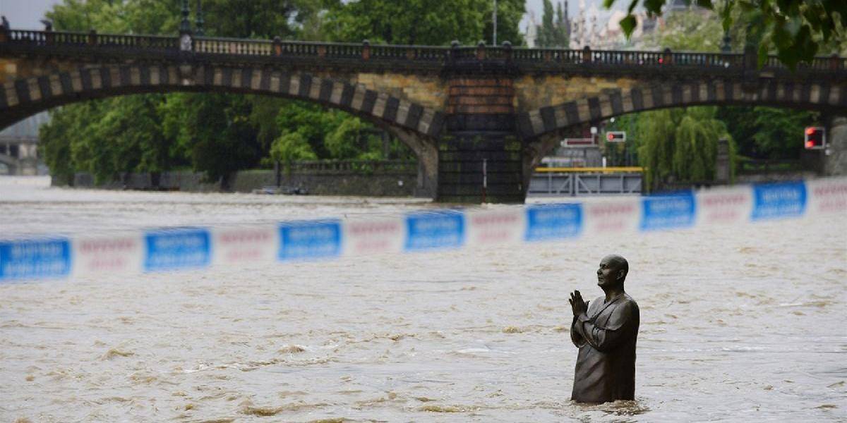 Záplavy v Čechách narastajú: Štyri obete, tisíce evakuovaných, zatvorené školy, ochromená doprava