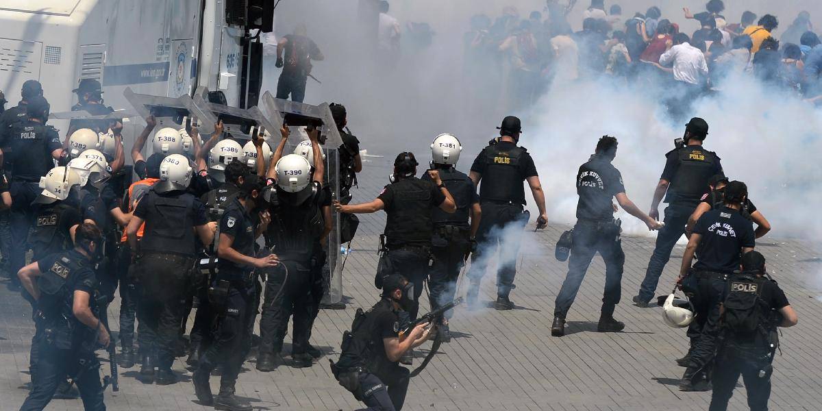 Tureckí demonštranti naďalej protestujú: Erdogan ich nazýva vandalmi