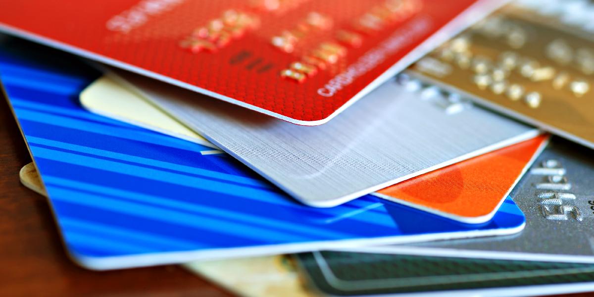 Slováci vyťahujú platobnú kartu z peňaženky v priemere 35-krát za rok