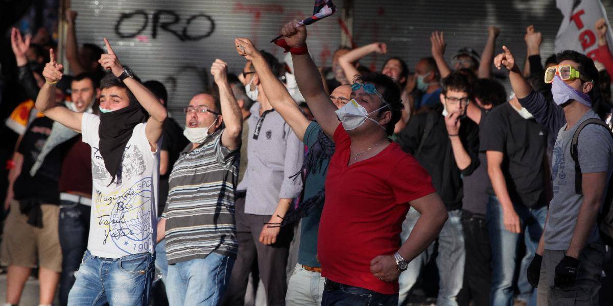 Pri demonštráciách v Turecku zahynul mladík, odbory idú do štrajku