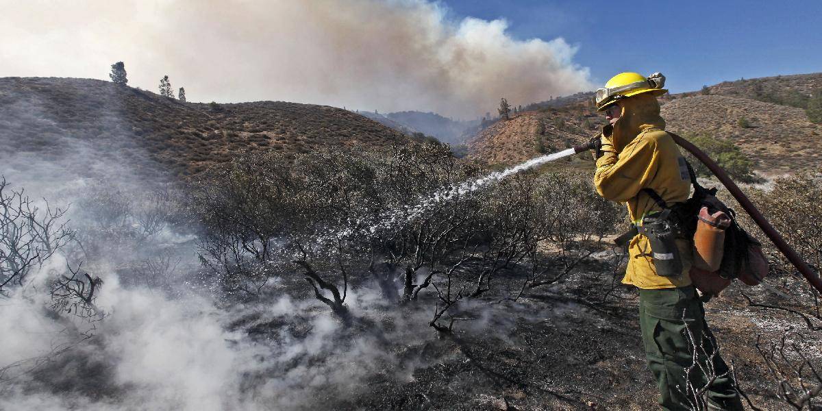 Ochladenie pomáha pri likvidácii obrovského požiaru v Kalifornii