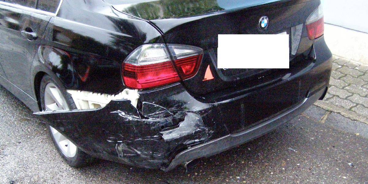 Opitý šofér narazil do plotu a následne vrazil aj do BMW