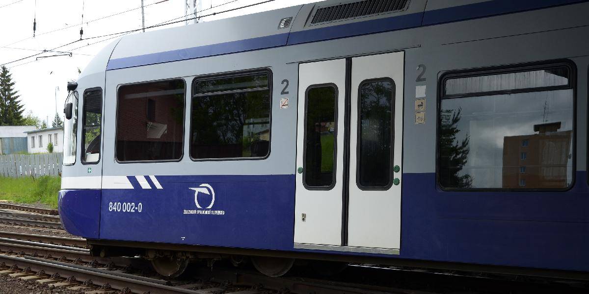 Vlak v Poprade zmietol ženu z kolajiska, zraneniam podlahľa