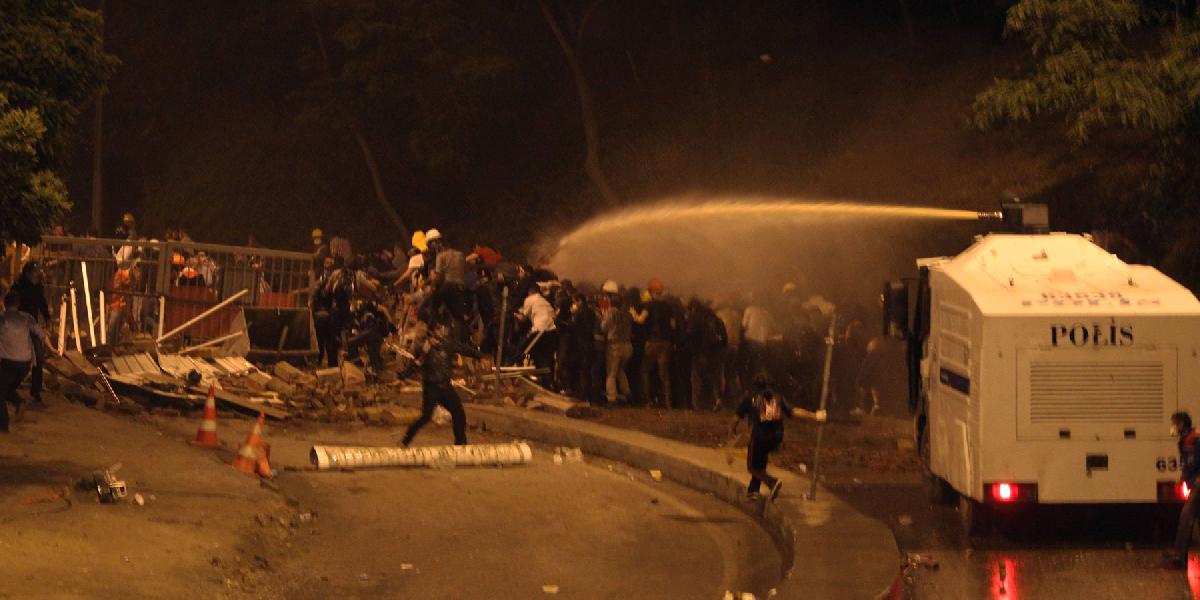 Turecká polícia opäť rozohnala demonštrantov vodnými delami a slzotvorným plynom