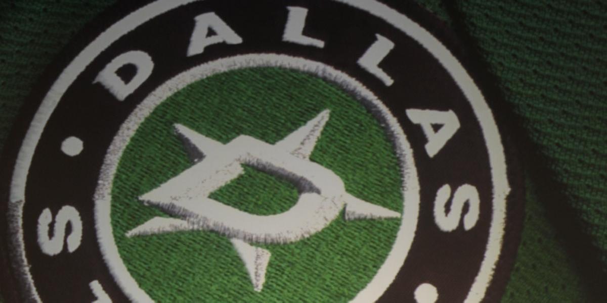 Dallas predstavil nové logo, v marci vyradí Modanovo č. 8