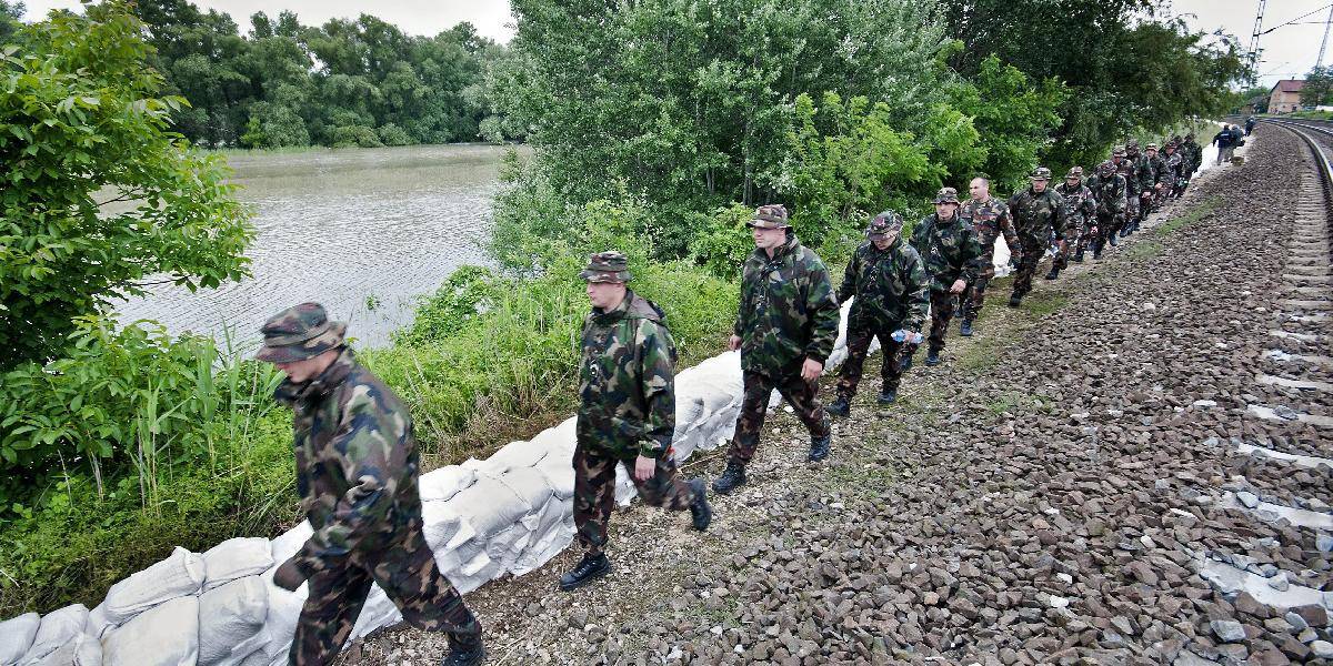 Maďari kvôli povodňovej ochrane uzavreli v okolí Györu most a niekoľko ciest