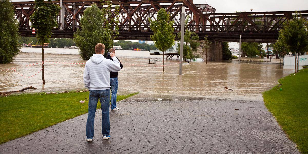 Povodne v Bratislave sú ako atrakcia: Lákajú množstvo zvedavcov