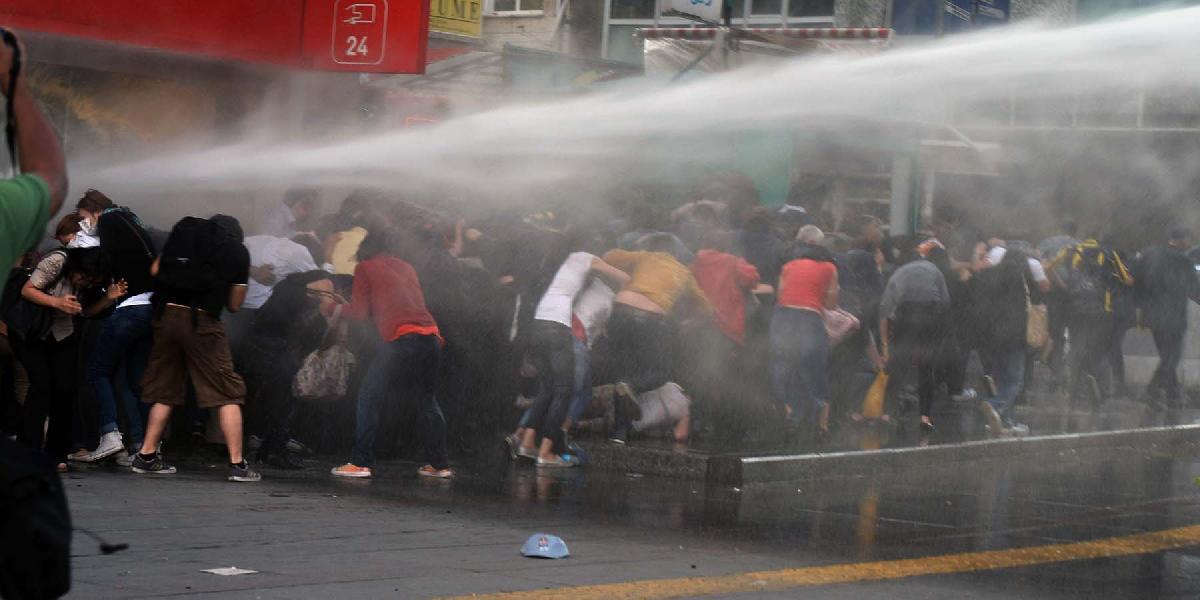 Turecká polícia v Ankare opäť rozháňala protivládnych demonštrantov