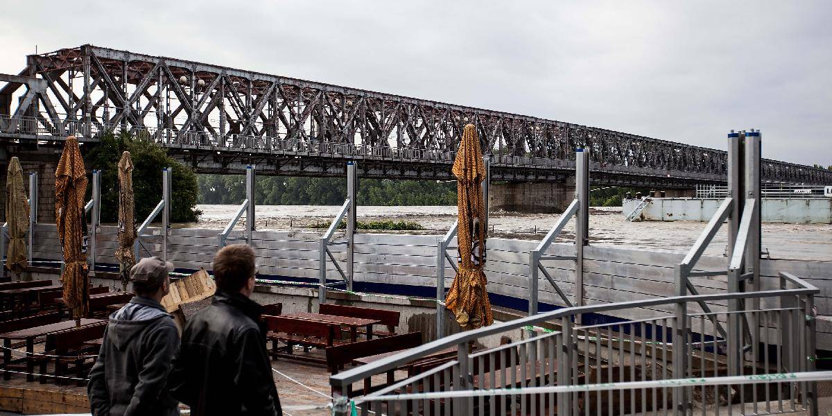 Posilnili sa počty vojakov i hasičov, zatvorili bratislavský Starý Most