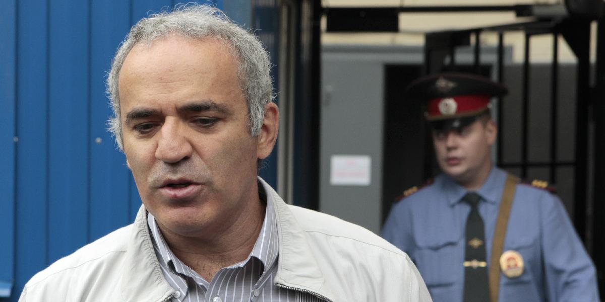 Šachový veľmajster Kasparov sa ukrýva v zahraničí, bojí sa vyšetrovania