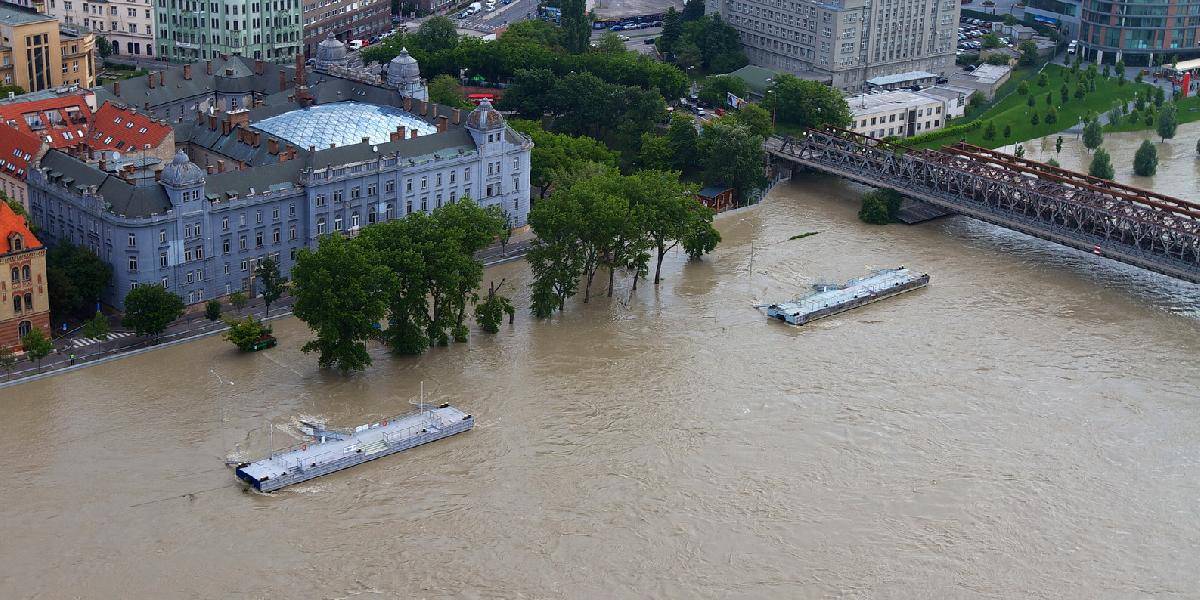 Deti sa zo záplav tešia, Dunaj už zavrel tri školy