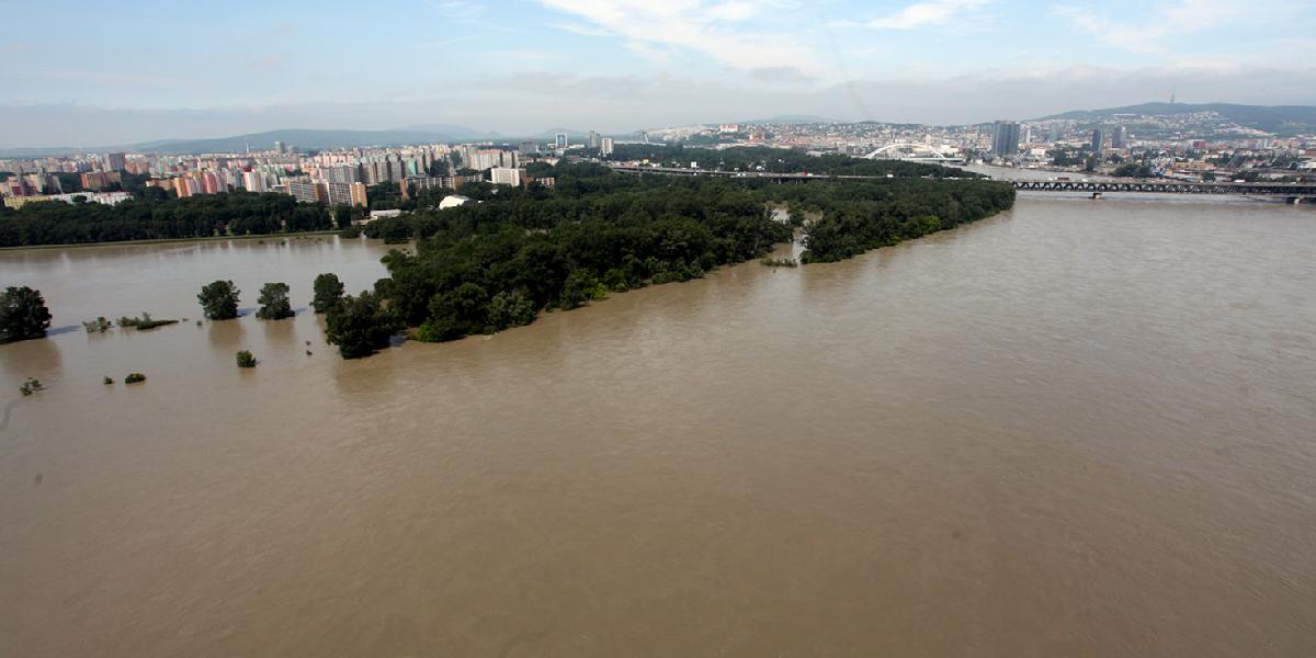 Voda z Dunaja presakuje aj k diaľnici pri Einsteinovej ulici