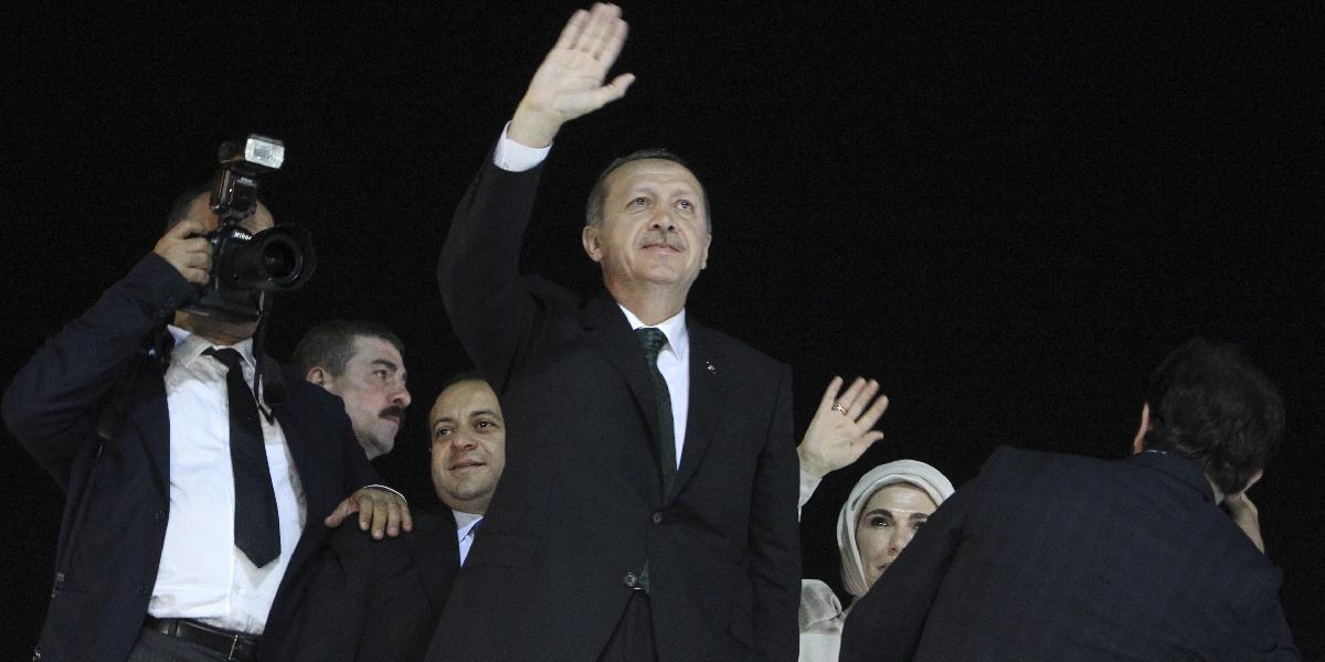 Premiér Erdogan sa prihovoril stúpencom na letisku v Istanbule