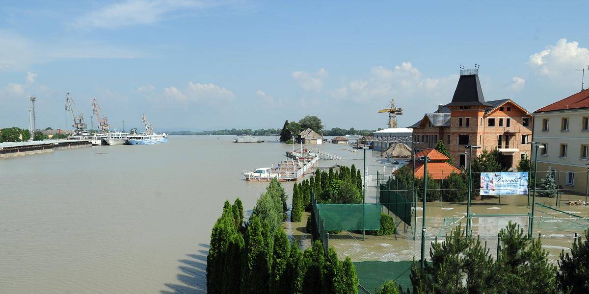 Dunaj by mal v Komárne kulminovať na obed