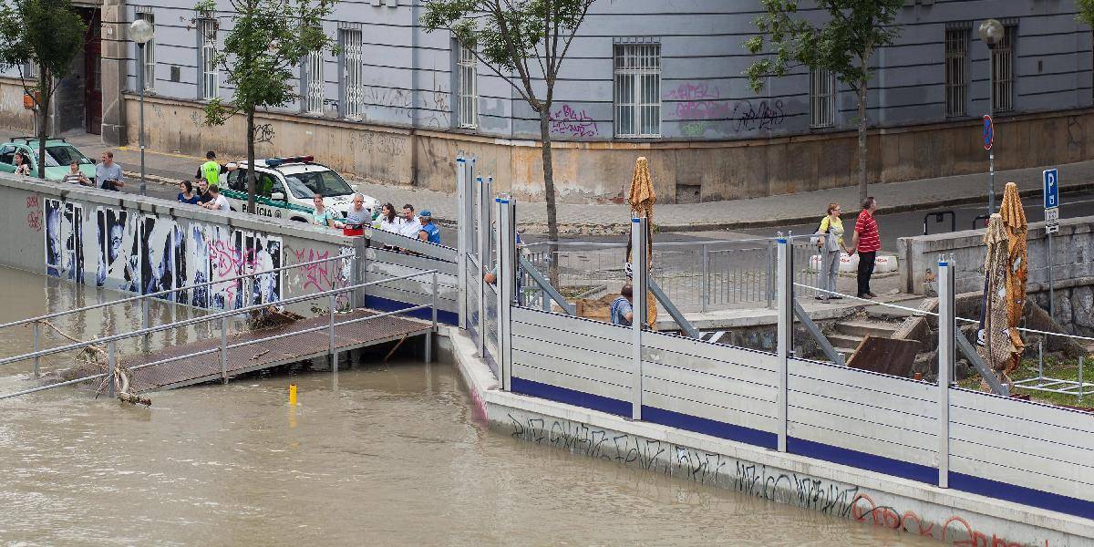 Dobrovoľníci v Bratislave pomáhajú pri odstraňovaní škôd po povodniach
