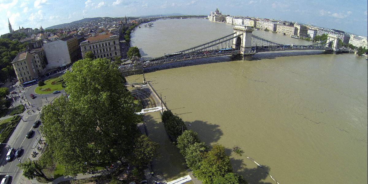 Hladina Dunaja v Maďarsku klesá pomalšie, než očakávali, v Budíne utesňujú hrádzu