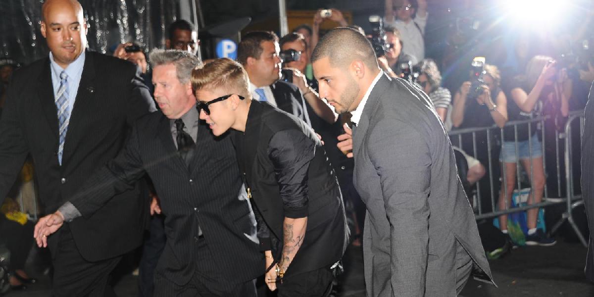 Fanúšik obvinil ochranku Justina Biebera z napadnutia