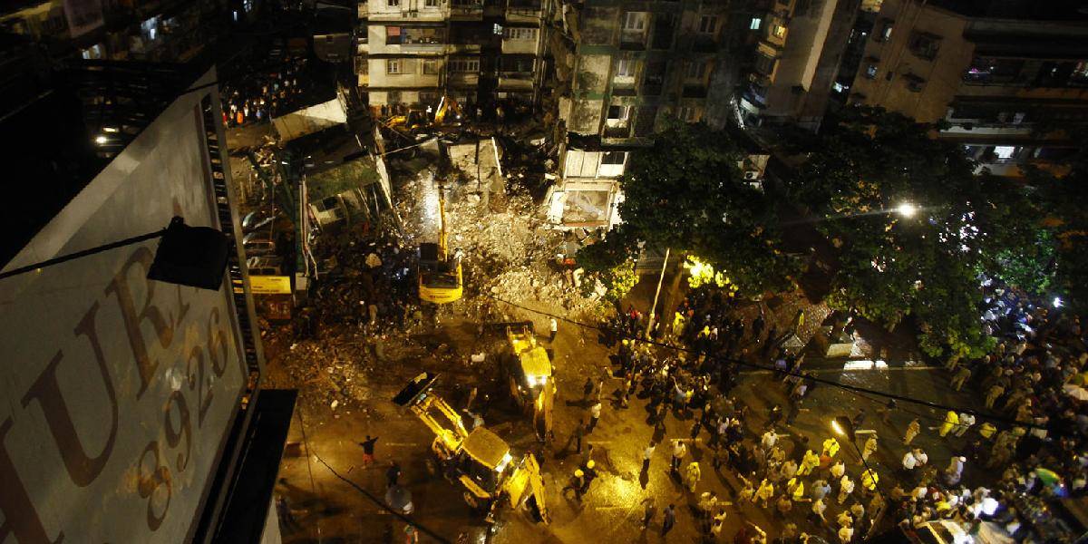 V centre Bombaja sa zrútila budova: Jeden mŕtvy, mnoho uviaznutých pod troskami
