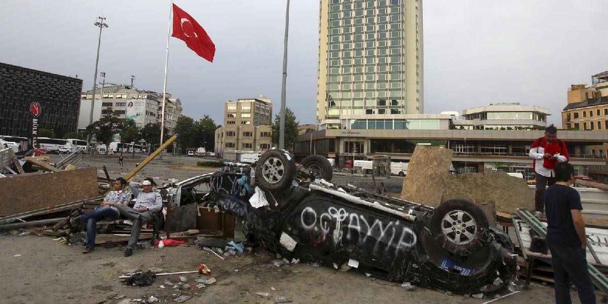 Tureckí policajti rozohnali tisíce demonštrantov na námestí Taksim