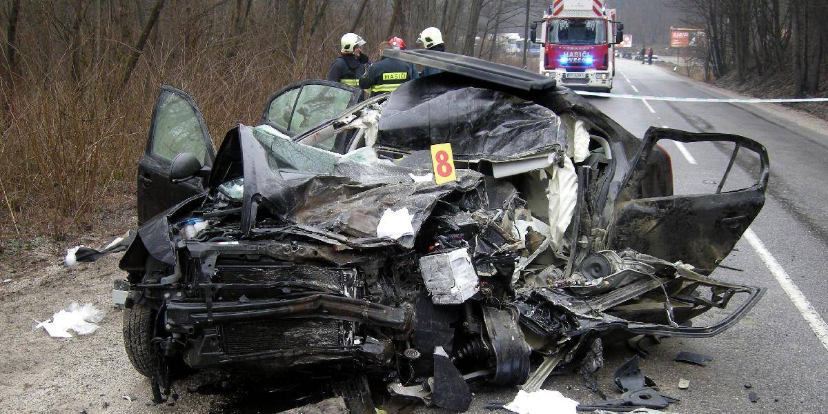 Vodič Škodovky neprežil zrážku s kamiónom