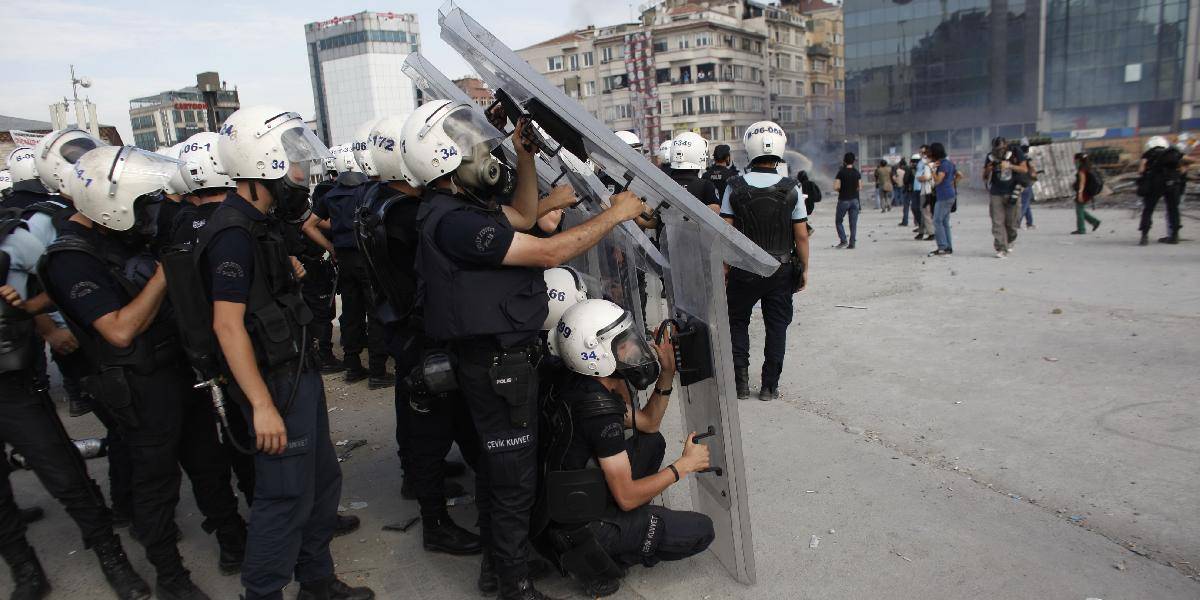 Turecká polícia zatkla 44 právnikov, kritizovali policajný zásah