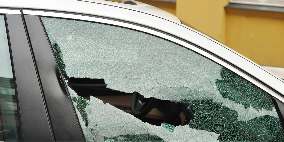 Rýdzo slovenská krádež: Okno na aute rozbil valaškou