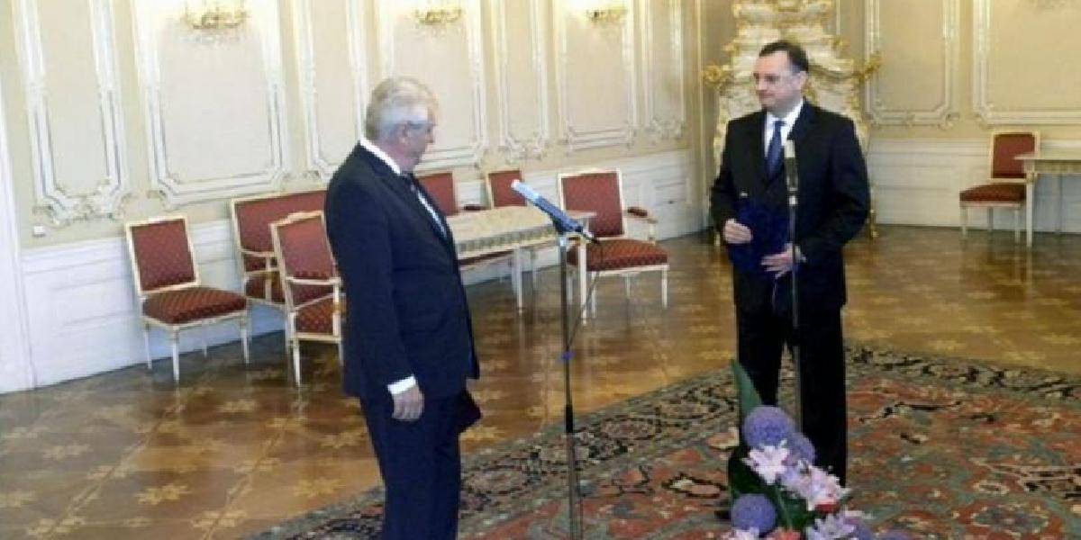 Prezident Zeman poveril Nečasa, aby riadil vládu do sformovania nového kabinetu