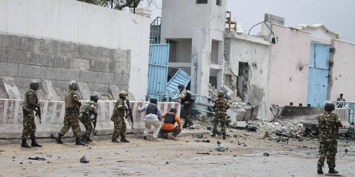 Pri útoku na areál OSN v Somálsku zomrelo najmenej 15 ľudí vrátane 4 cudzincov