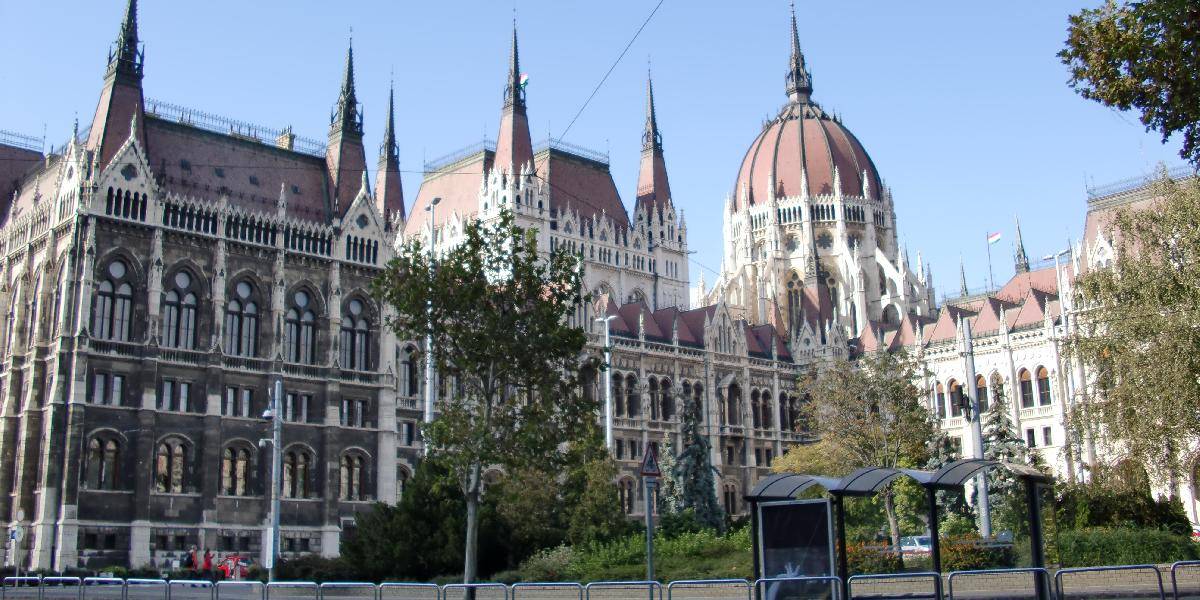 Časť maďarského parlamentu evakuovali kvôli bombe